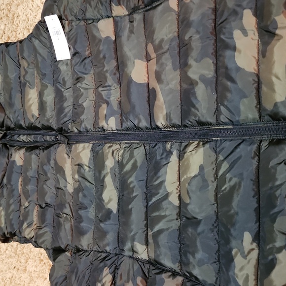 NWT Old Navy Green Camouflage Puffer Vest Womans Size Medium - Picture 4 of 6